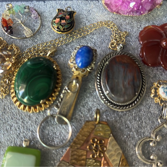 21 pieces Vintage necklaces,pendants. Estates sale. - Picture 3 of 15